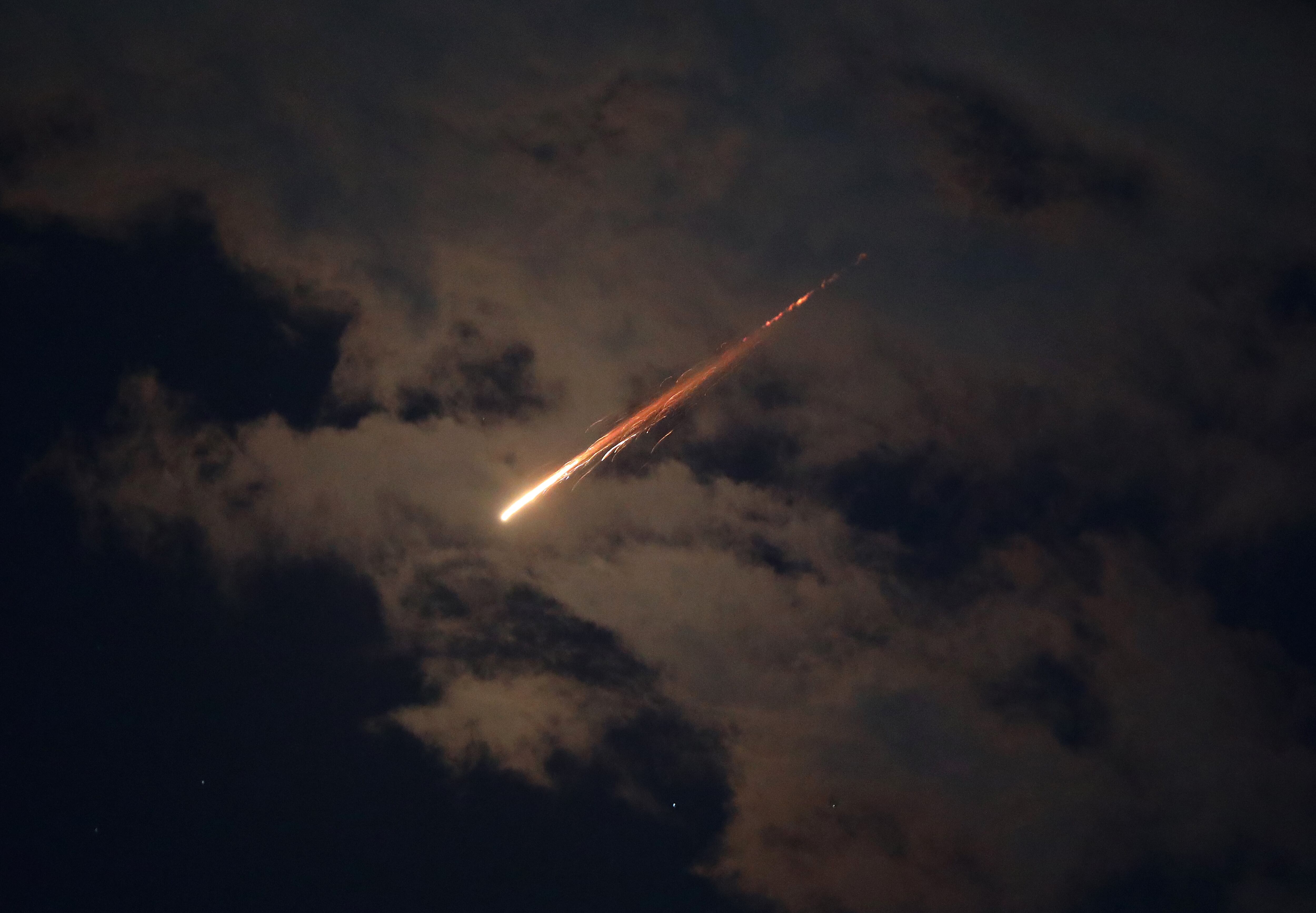 Algunos de los misiles lanzados desde Irán se ven en los cielos sobre Hebrón.