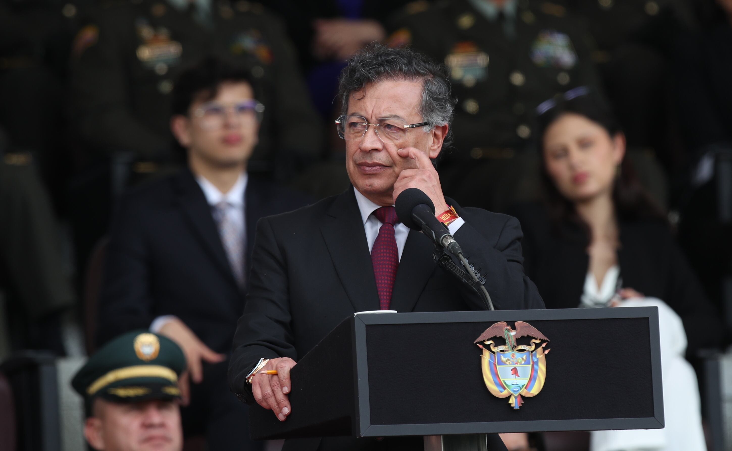 Presidente Gustavo Petro en la ceremonia de presentación del nuevo Director General de la Policía Nacional, Brigadier General Carlos Fernando Triana Beltrán, en compañía del Ministro de Defensa Nacional, Iván Velásquez