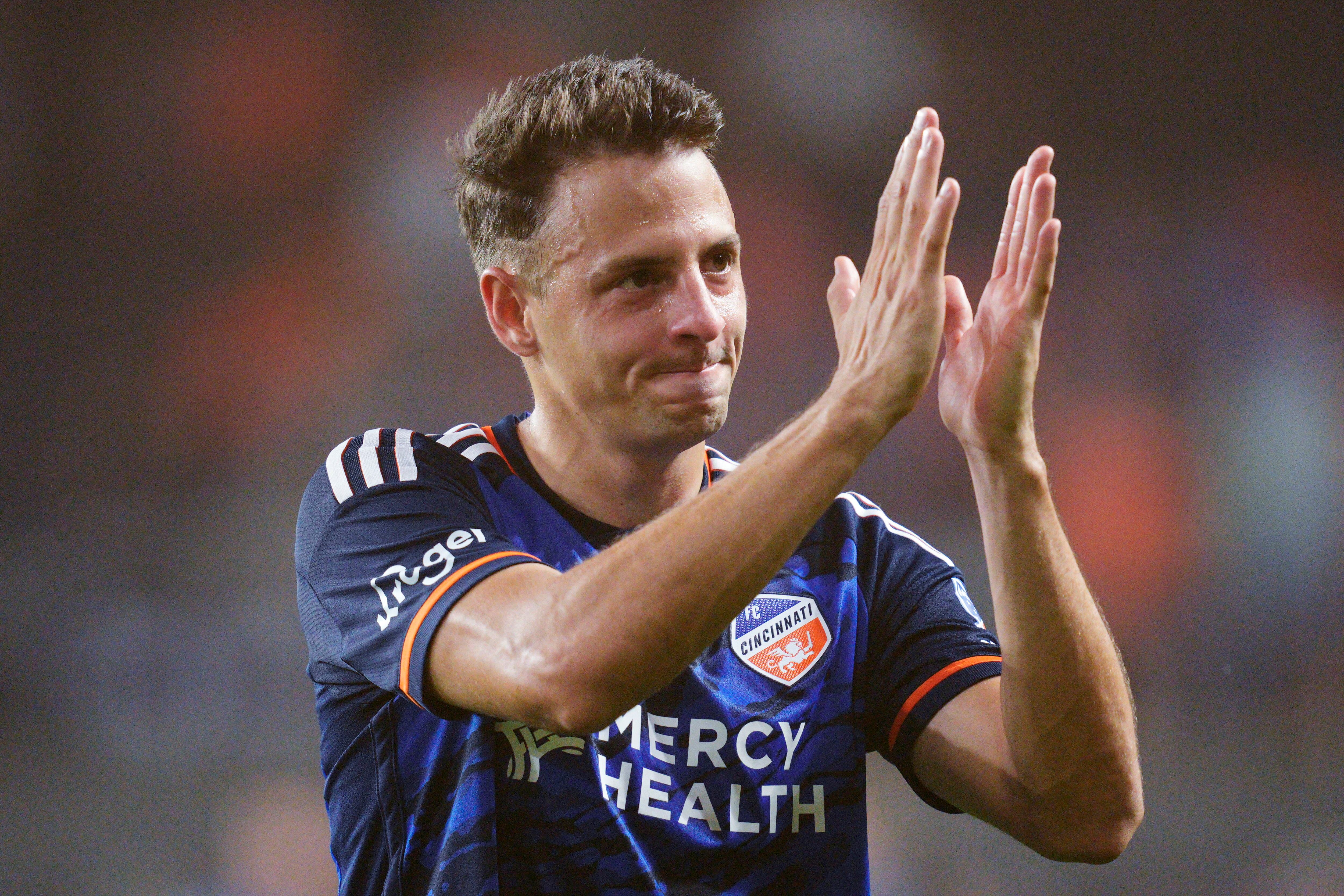 Santiago Arias del FC Cincinnati aplaude a la multitud después del partido de fútbol de la MLS del equipo contra el Toronto FC el miércoles, 21 de junio de 2023, en Cincinnati. (Foto AP/Jeff Dean)