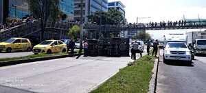 Este es el camión que se volcó sobre la Autopista Norte en Bogotá. Hay trancón en la zona.