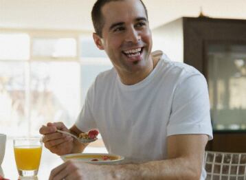 Incluír avena, cereales, pan integral, aguacate, o huevo, leche desnatada y yogur, son una excelente opción para un desayuno balanceado. Foto Corbis.