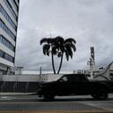 Un camión avanza por las calles tranquilas mientras el huracán Milton avanza en el Golfo de México el 7 de octubre de 2024 en Tampa, Florida.