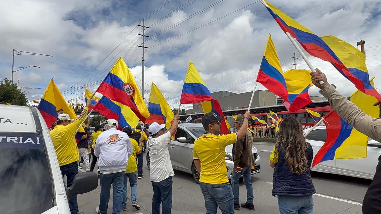 Ciudadanos adelantan un plantón en la Autopista Norte con calle 170, en apoyo a la campaña de Abelardo de la Espriella.