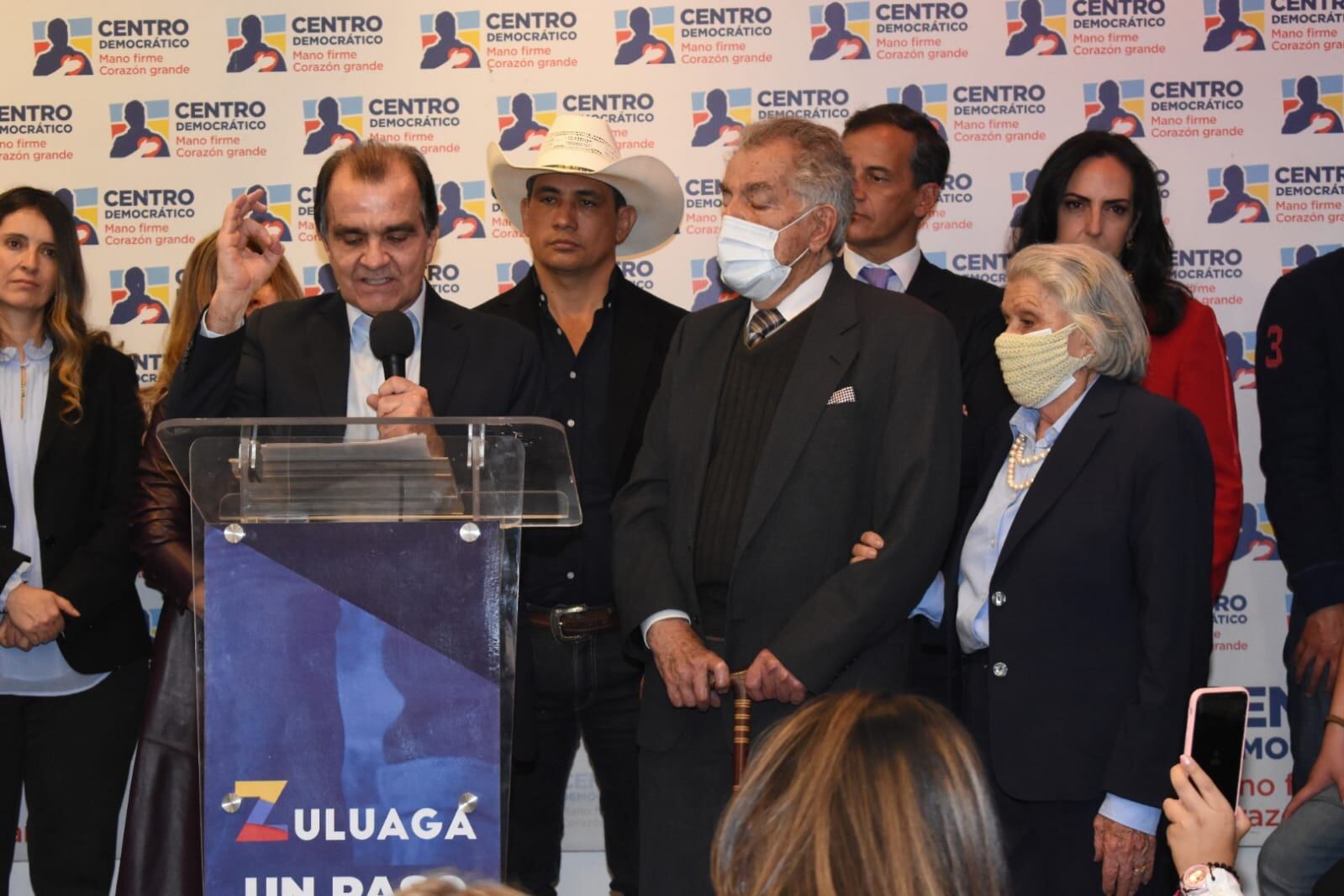 Oscar Iván Zuluaga ganador de la consulta del partido Centro Democrático