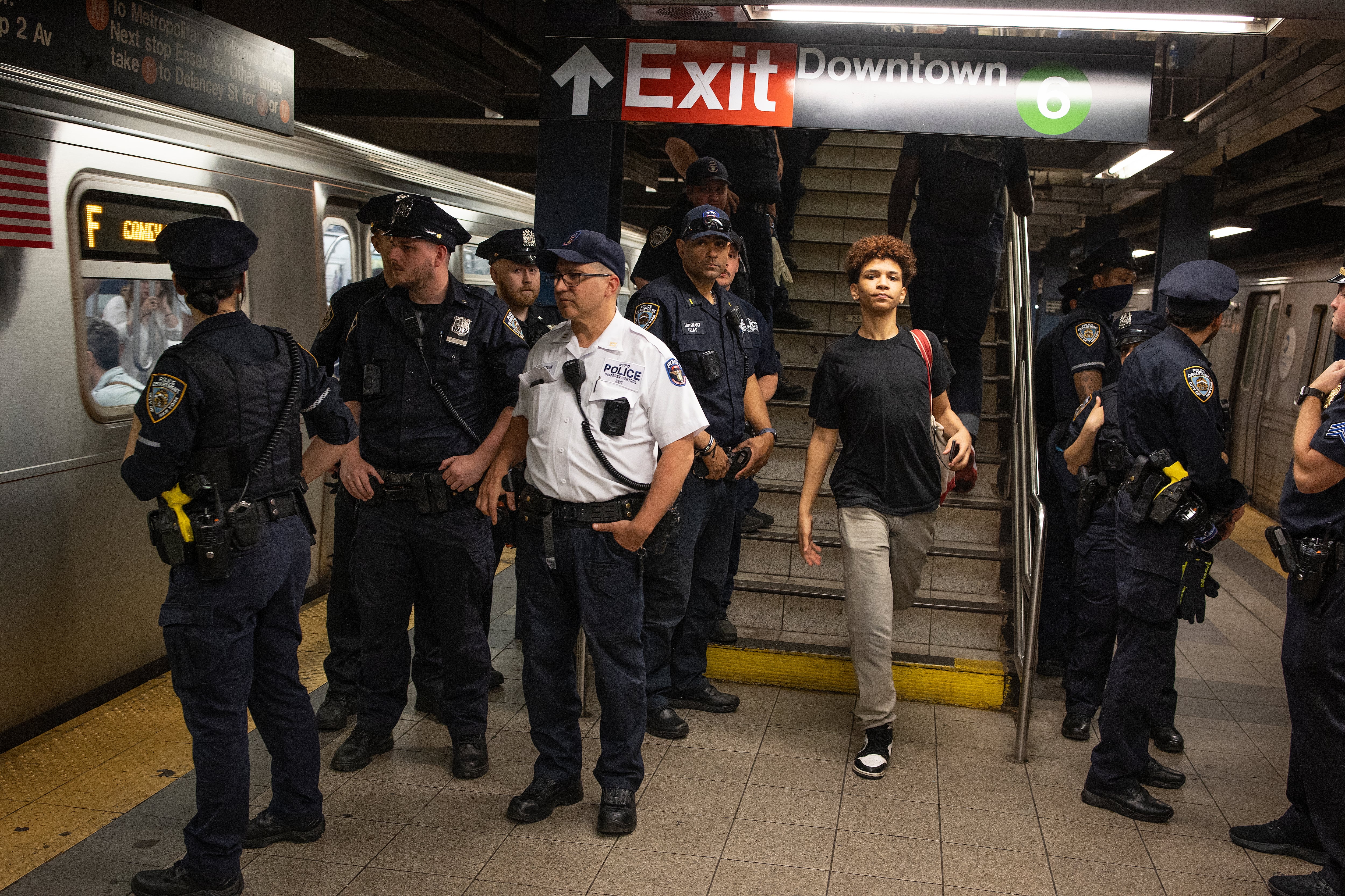 Policía de Nueva York en una de las estaciones principales