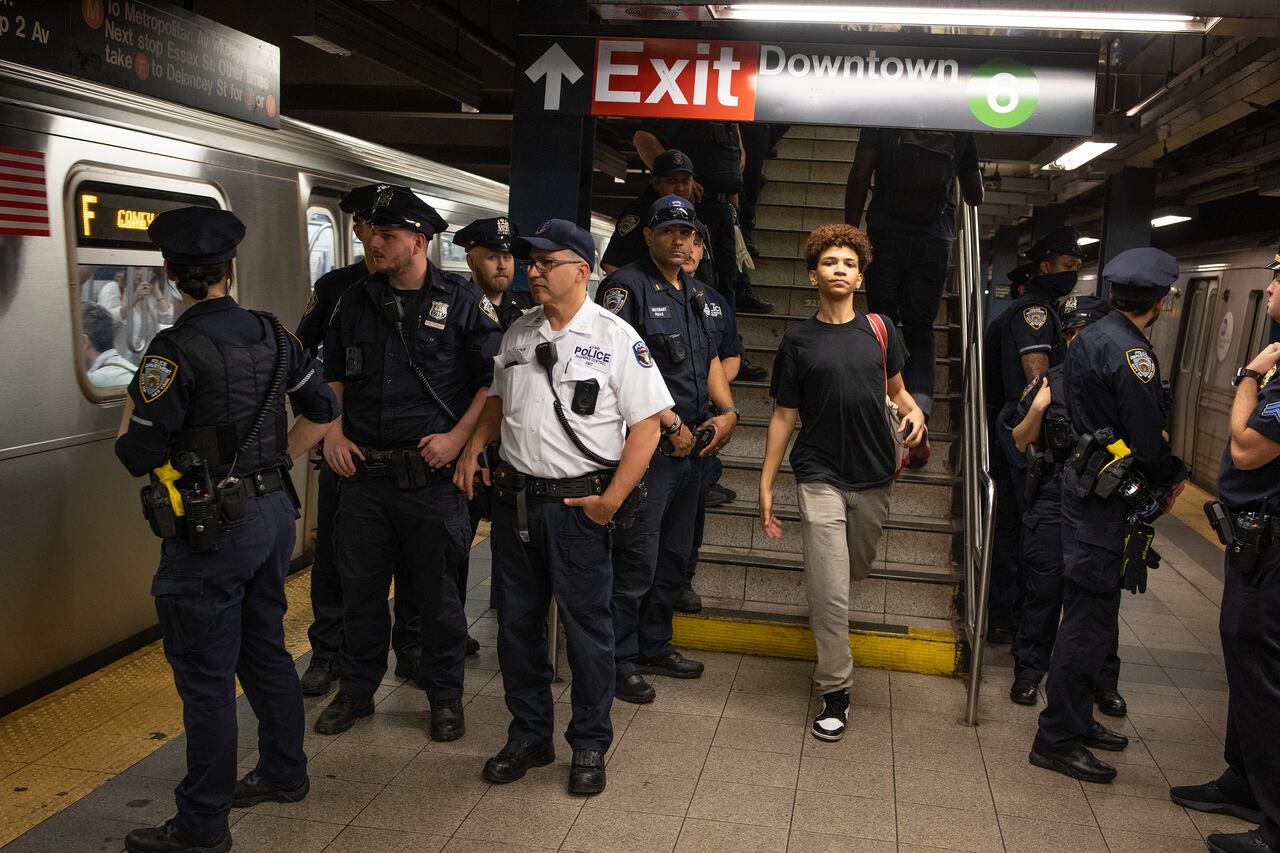 Policía de Nueva York en una de las estaciones principales