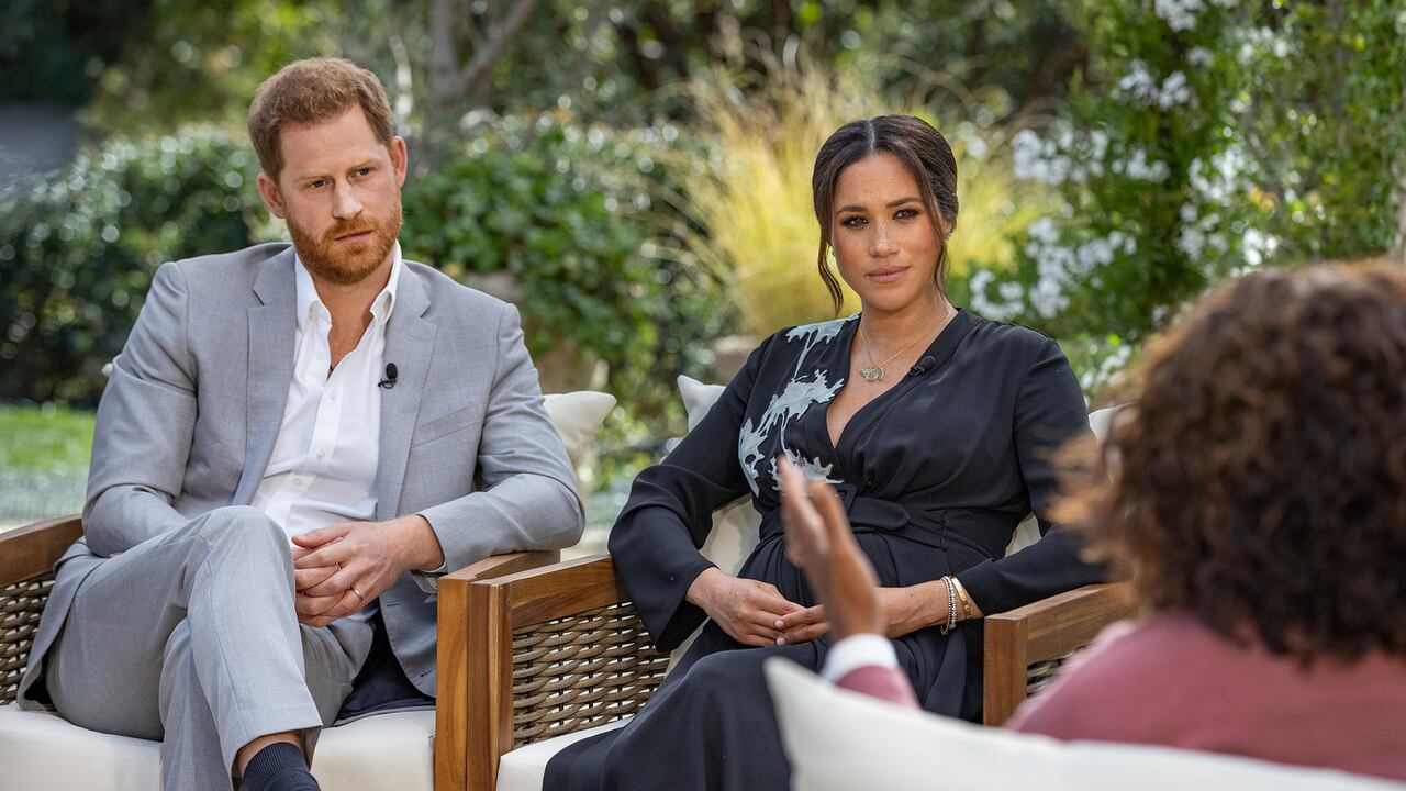 Esta imagen proporcionada por Harpo Productions muestra al príncipe Harry, a la izquierda, y a Meghan, duquesa de Sussex, conversando con Oprah Winfrey. "Oprah with Meghan and Harry: A CBS Primetime Special" se emitirá el 7 de marzo de 2021. La familia real británica y la televisión tienen una relación complicada. El medio ha ayudado a definir la monarquía moderna: la coronación de la reina Isabel II en 1953 fue el primer espectáculo televisivo masivo de Gran Bretaña. Desde entonces, raras entrevistas han permitido vislumbrar detrás de las cortinas del palacio a la familia demasiado humana que hay dentro. (Joe Pugliese / Harpo Productions a través de AP, archivo)