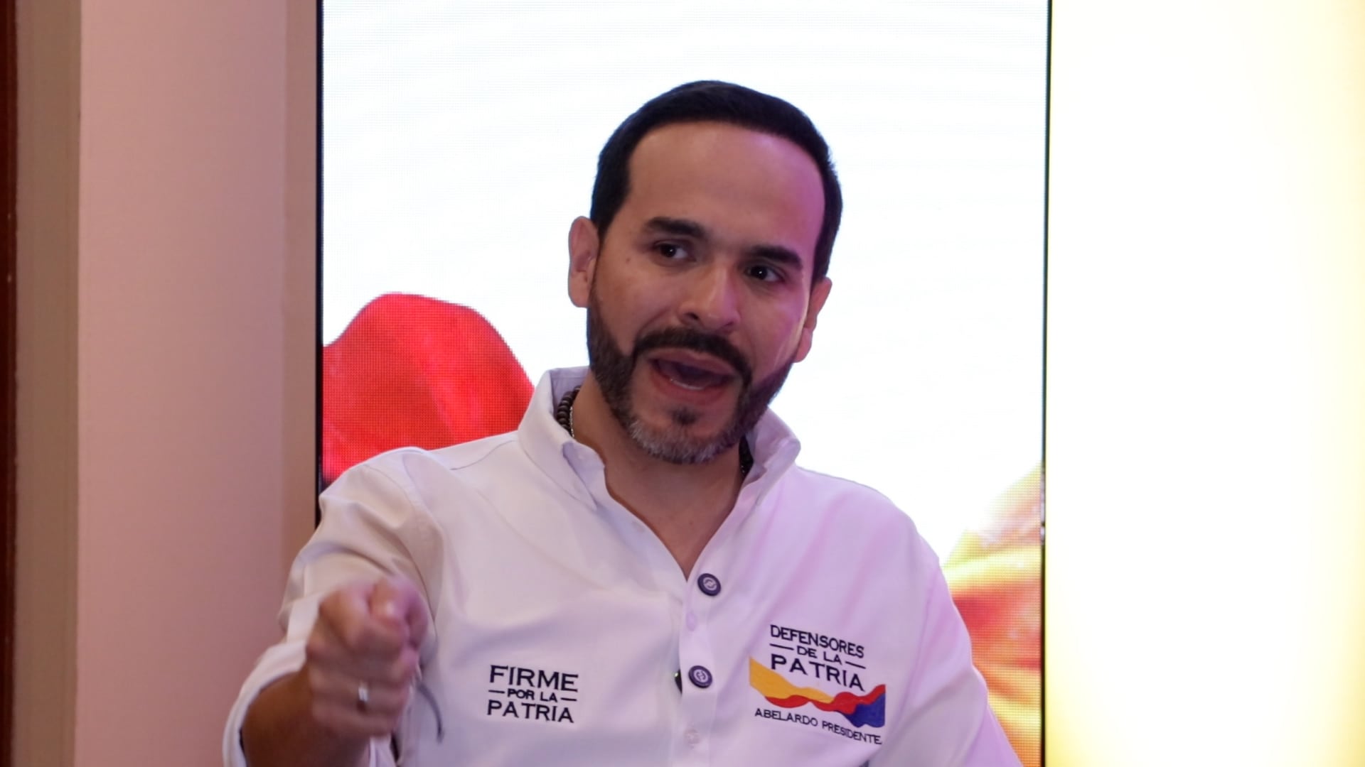 Abelardo de la Espriella lla candidato presidencial en entrevista con Vicky Perea directora del país