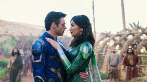 Ikaris (Richard Madden) y Sersi (Gemma Chan) en ETERNALS. Foto: Sophie Mutevelian ©Marvel Studios 2021. All Rights Reserved.