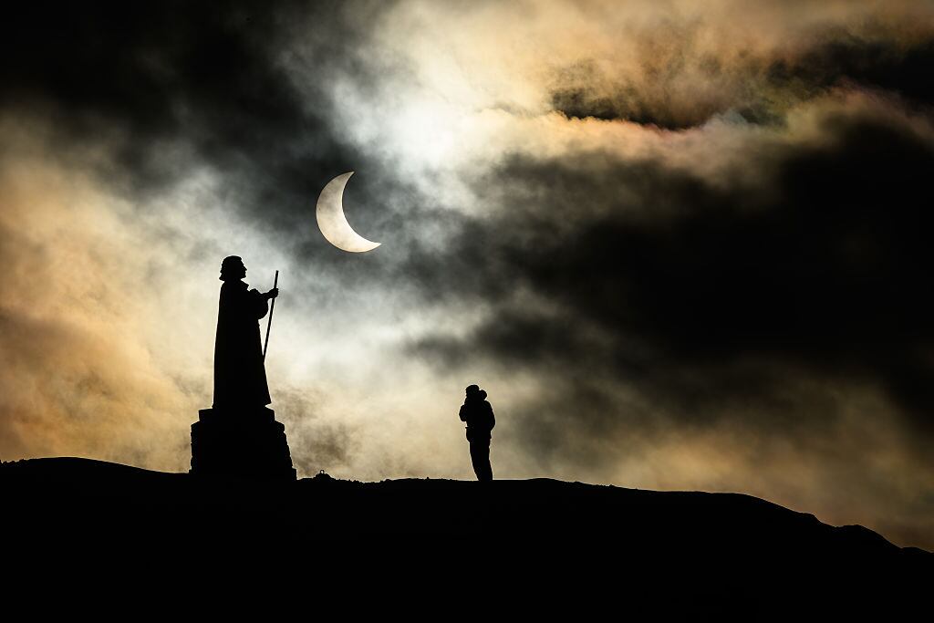 Fotógrafos captaron la Luna ocultando el Sol en un evento astronómico único.