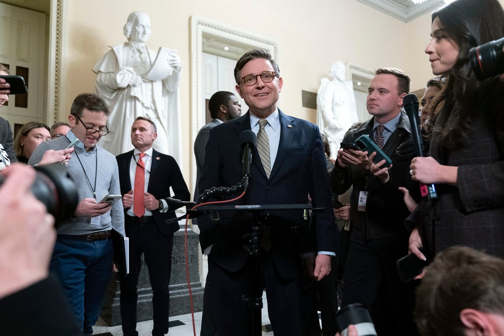 El presidente de la Cámara de Representantes, Mike Johnson, republicano por Luisiana, habla con los periodistas después de aprobar el proyecto de ley de financiación para evitar el cierre del gobierno en el Capitolio de Washington, el viernes 20 de diciembre de 2024. (Foto AP/José Luis Magaña)