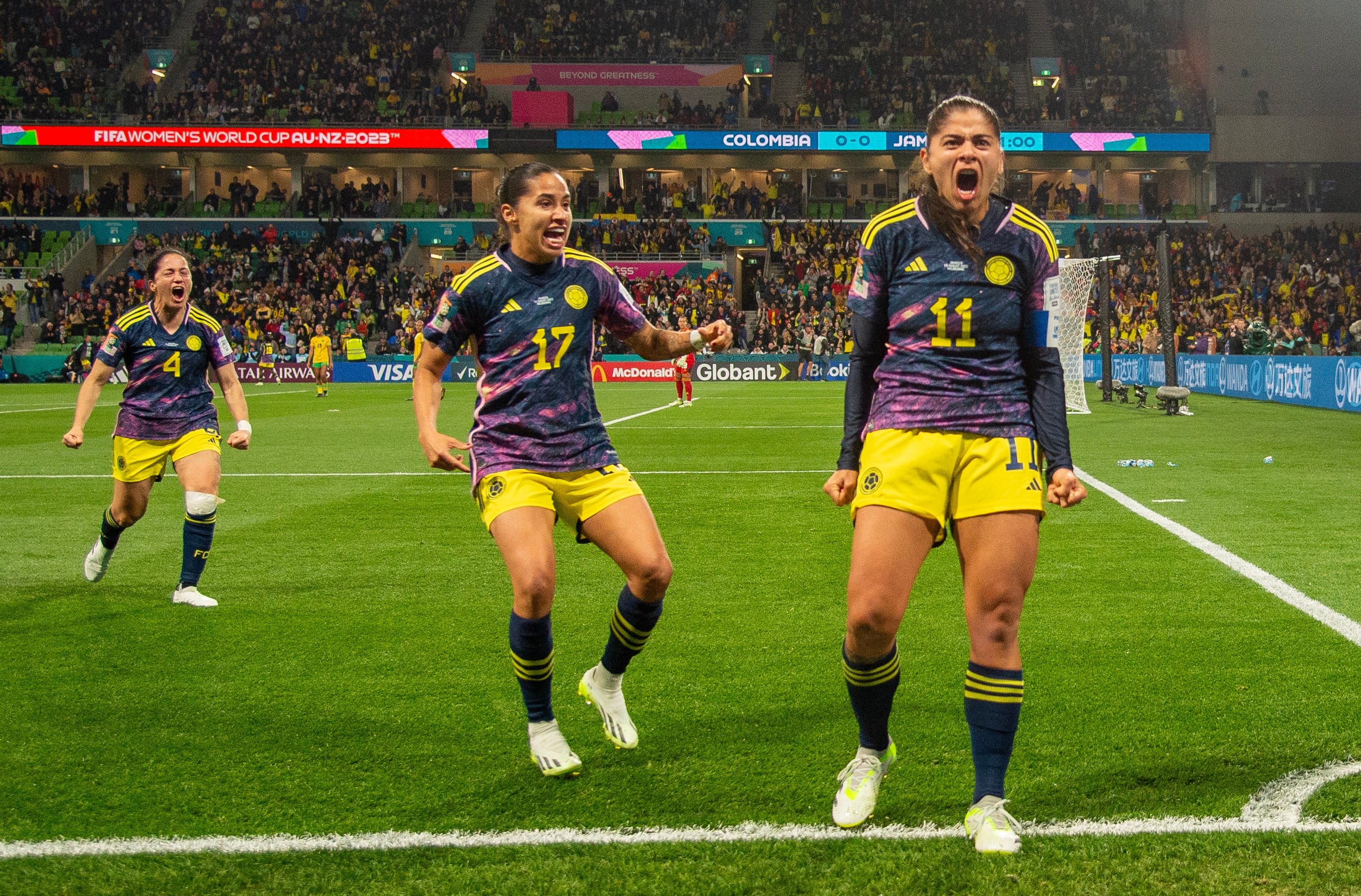 MELBOURNE, AUSTRALIA - 8 DE AGOSTO: Catalina Usme (R) de Colombia celebra después de marcar el primer gol de su equipo durante el partido de octavos de final de la Copa Mundial Femenina de la FIFA Australia y Nueva Zelanda 2023 entre Colombia y Jamaica en el Estadio Rectangular de Melbourne el 8 de agosto de 2023 en Melbourne, Australia. (Foto de Will Murray/Getty Images)
