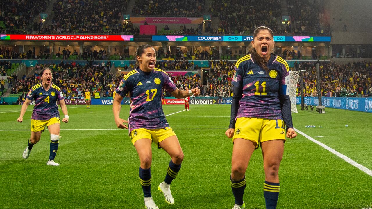 MELBOURNE, AUSTRALIA - 8 DE AGOSTO: Catalina Usme (R) de Colombia celebra después de marcar el primer gol de su equipo durante el partido de octavos de final de la Copa Mundial Femenina de la FIFA Australia y Nueva Zelanda 2023 entre Colombia y Jamaica en el Estadio Rectangular de Melbourne el 8 de agosto de 2023 en Melbourne, Australia. (Foto de Will Murray/Getty Images)