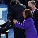 El presidente electo Joe Biden felicita a la vicepresidenta Kamala Harris después de que asumió el cargo durante la 59a inauguración presidencial en el Capitolio de los Estados Unidos en Washington, el miércoles 20 de enero de 2021 (AP Photo / Carolyn Kaster).