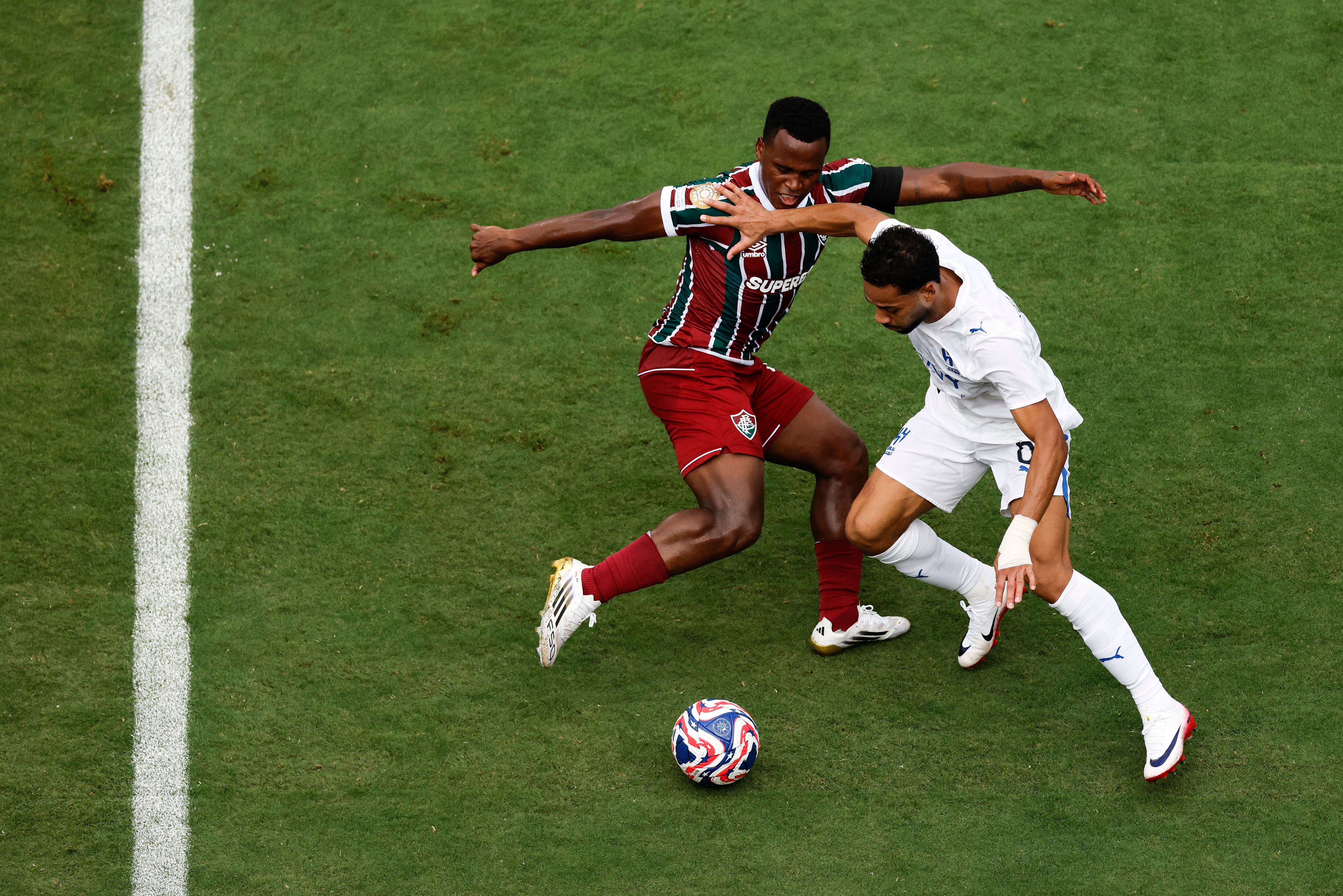 Jhon Arias #21 del Fluminense FC lucha por la posesión con Renan Lodi #6 del Al Hilal durante la Copa Mundial de Clubes de la FIFA 2025.