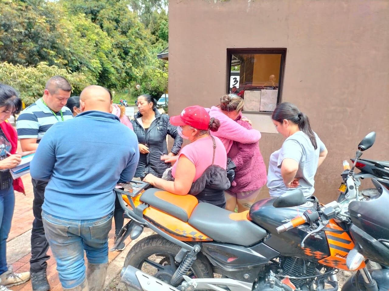 El desgarrador abrazo de la esposa de uno de los vigilantes arrastrados por la avalancha en La Calera.