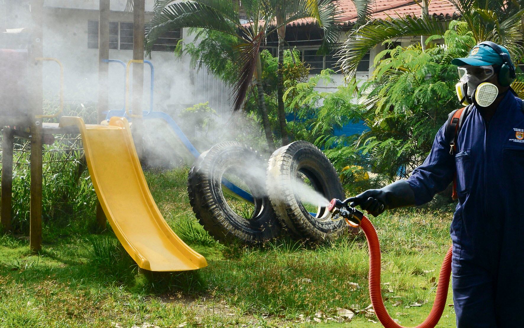 A través de jornadas de fumigación en varias de las comunas  como en la 6, 13, 14, 15 y 18, la Secretaría de Salud ha evitado el brote del dengue. Ayer la jornada se realizó en Morichal de Comfandi. Cali está en alerta amarilla por la enfermedad.