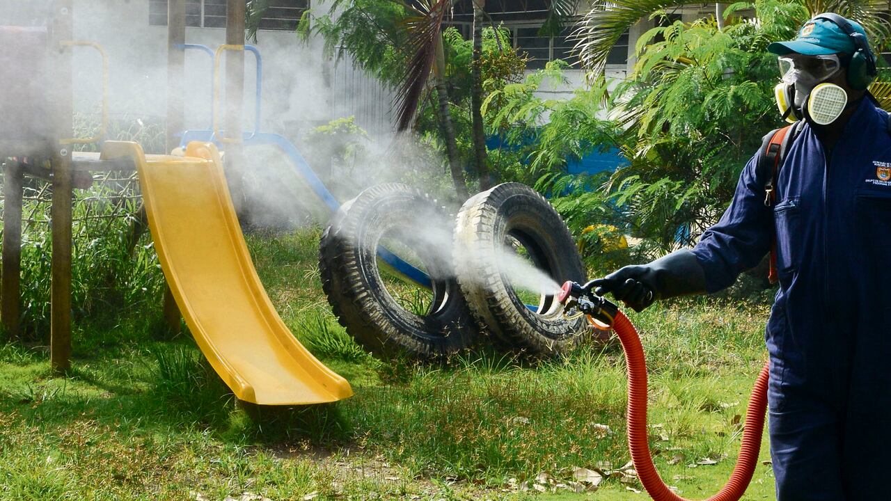 A través de jornadas de fumigación en varias de las comunas como en la 6, 13, 14, 15 y 18, la Secretaría de Salud ha evitado el brote del dengue. Ayer la jornada se realizó en Morichal de Comfandi. Cali está en alerta amarilla por la enfermedad.