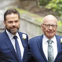 Rupert Murdoch con los dos hijos que quieren sucederlo: Lachlan y James. Ambos tiene visiones muy diferentes del futuro de las compañías de su padre.