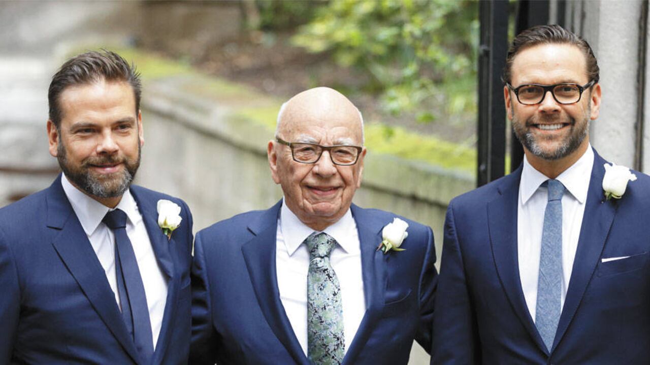 Rupert Murdoch con los dos hijos que quieren sucederlo: Lachlan y James. Ambos tiene visiones muy diferentes del futuro de las compañías de su padre.