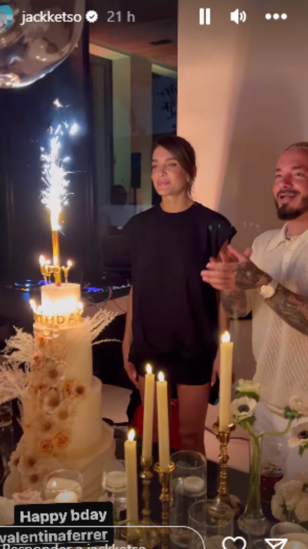 J Balvin celebrando el cumpleaños de su pareja sentimental, Valentina Ferrer, al lado de familiares y seres queridos.