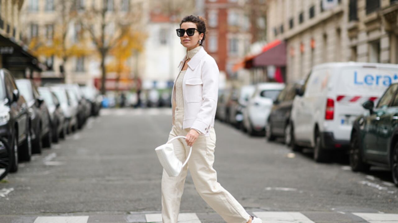 Un estilo monocromático favorece a las mujeres de baja estatura, así como el uso de prendas superiores que encajen adecuadamente en el cuerpo y cortes de cintura altos para dar una apariencia de mayor longitud a las piernas.