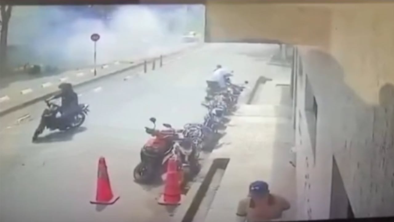 Cámara de seguridad registra atentado contra motorizada de la Policía en Popayán.