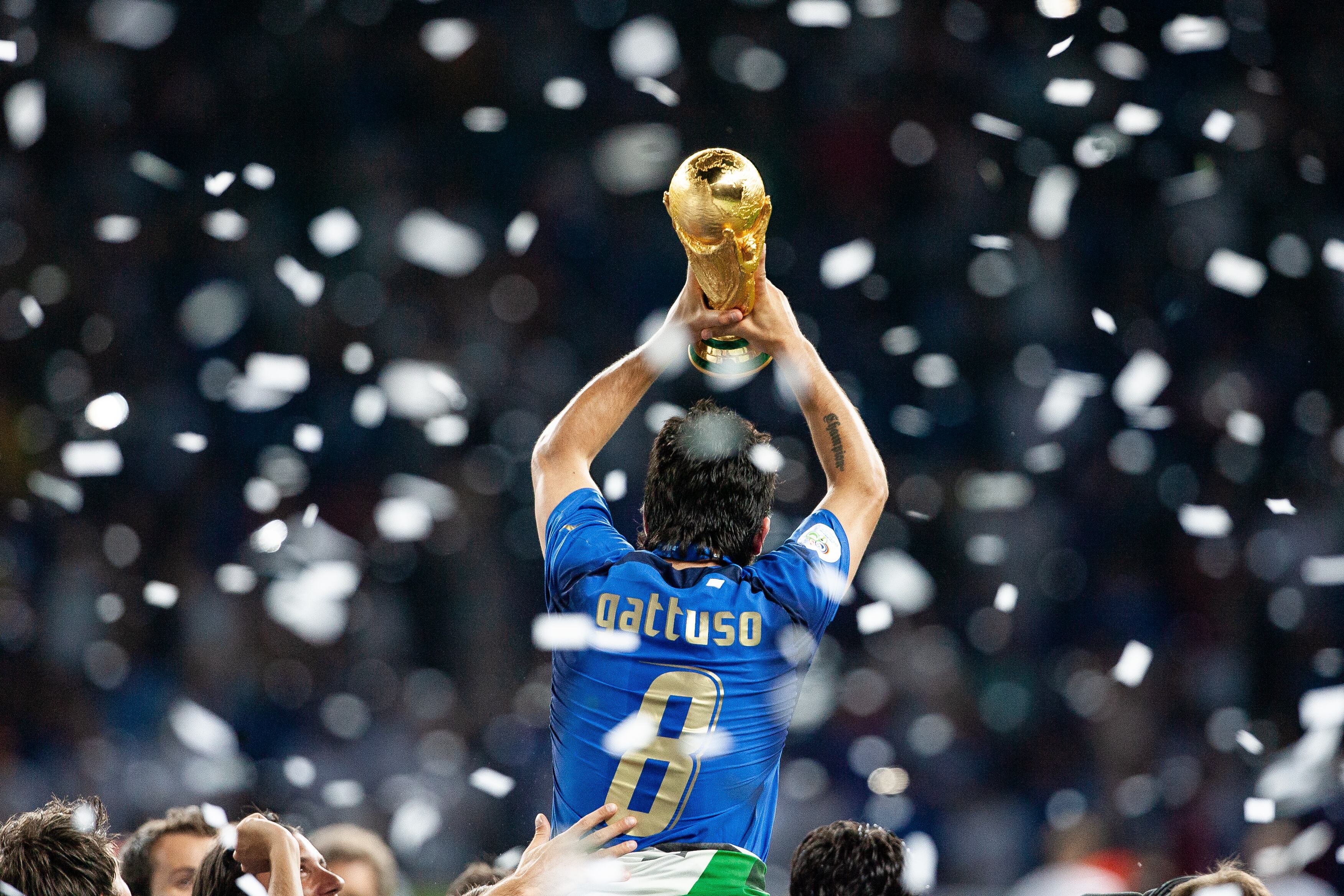 Gattuso alzando la Copa del Mundo en 2006.