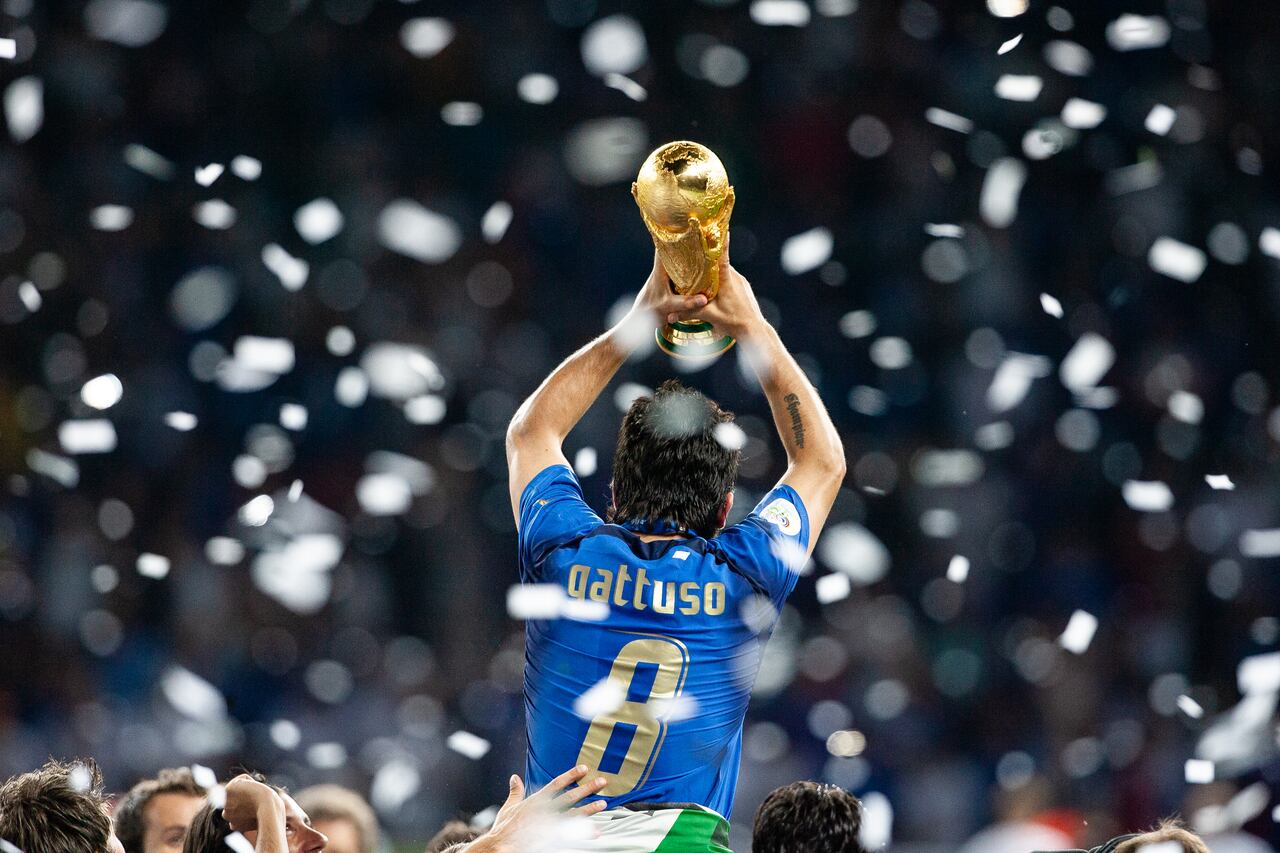 Gattuso alzando la Copa del Mundo en 2006.