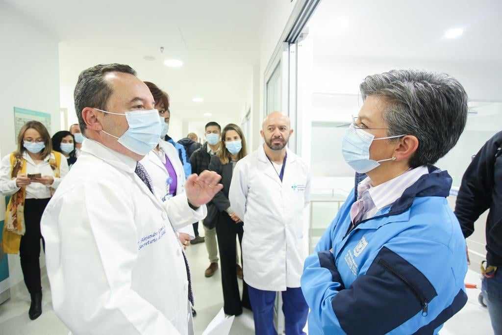 Secretario de Salud, Alejandro Gómez, y alcaldesa Claudia López