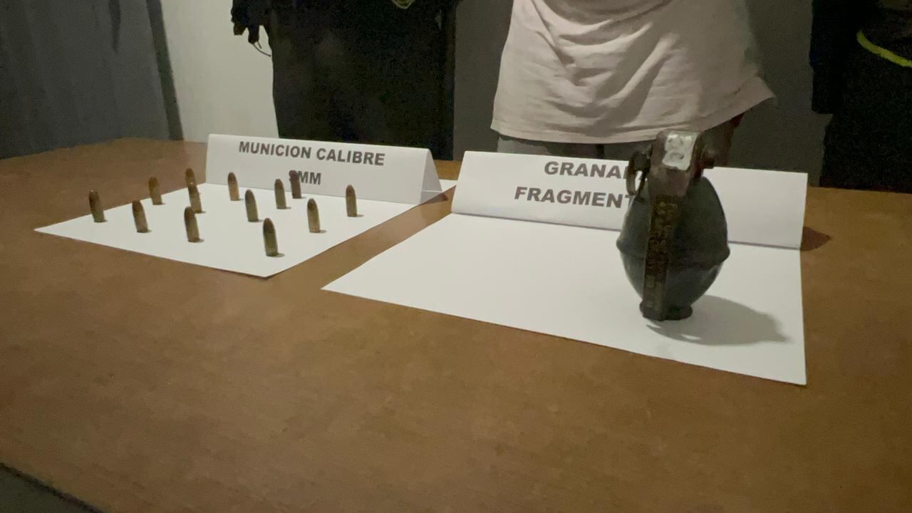 El capturado llevaba en su poder una granada de fragmentación y municiones 9 mm.