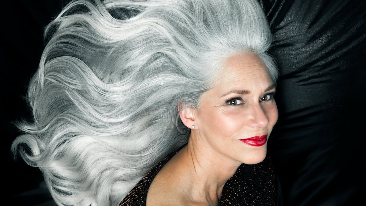 Foto referencia sobre mujer con cabello gris con apariencia de canas.