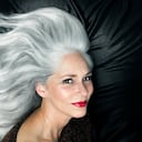 Foto referencia sobre mujer con cabello gris con apariencia de canas.