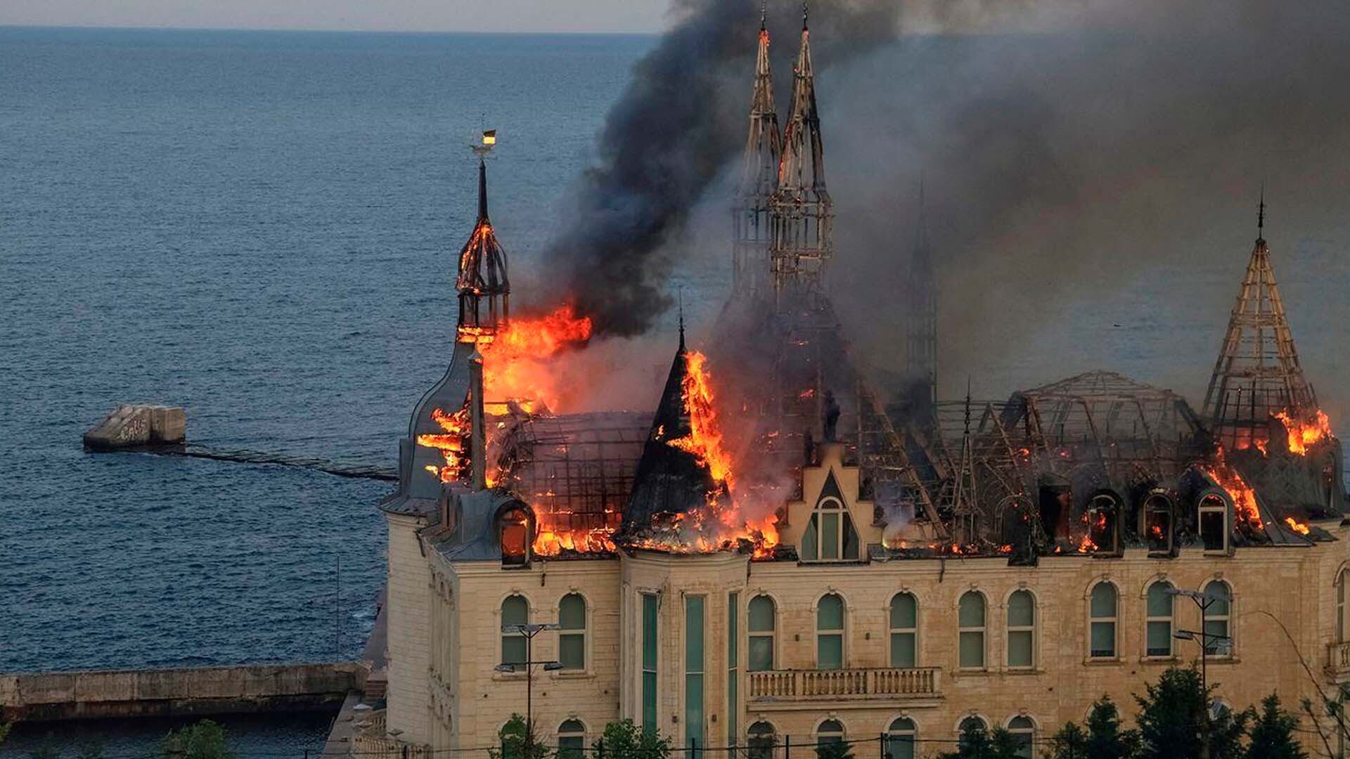 El edificio de una institución educativa arde después de un ataque con misiles rusos, en medio del ataque de Rusia a Ucrania, en Odesa, Ucrania, el 29 de abril de 2024.