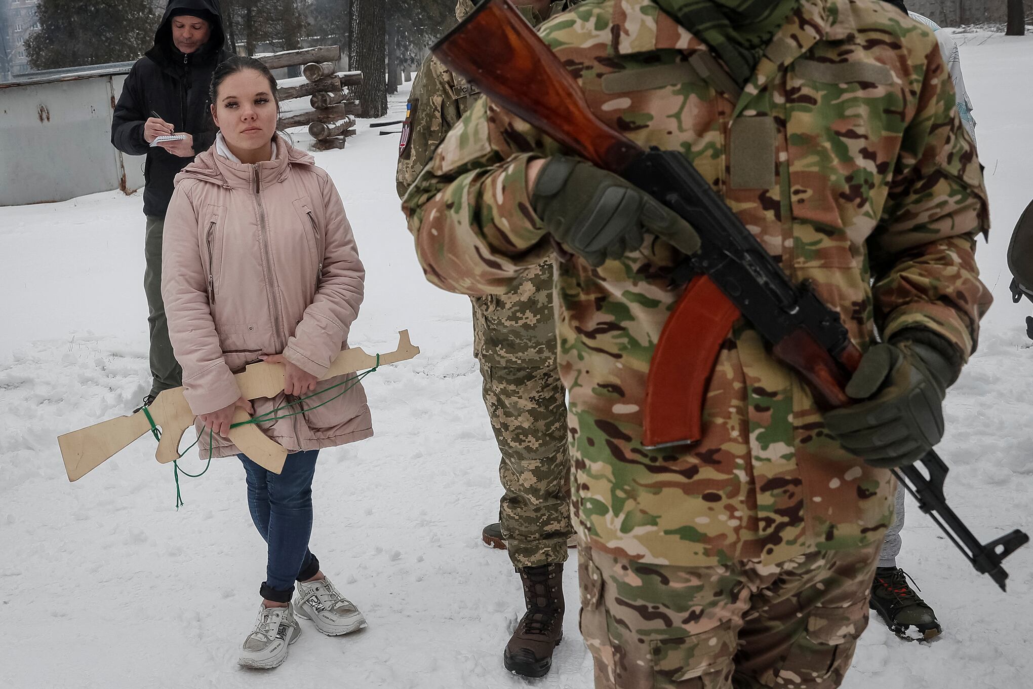 civiles ucranianos entrenan en caso de combate con Rusia