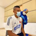 El defensa William Tesillo cuando era vacunado en Barranquilla.