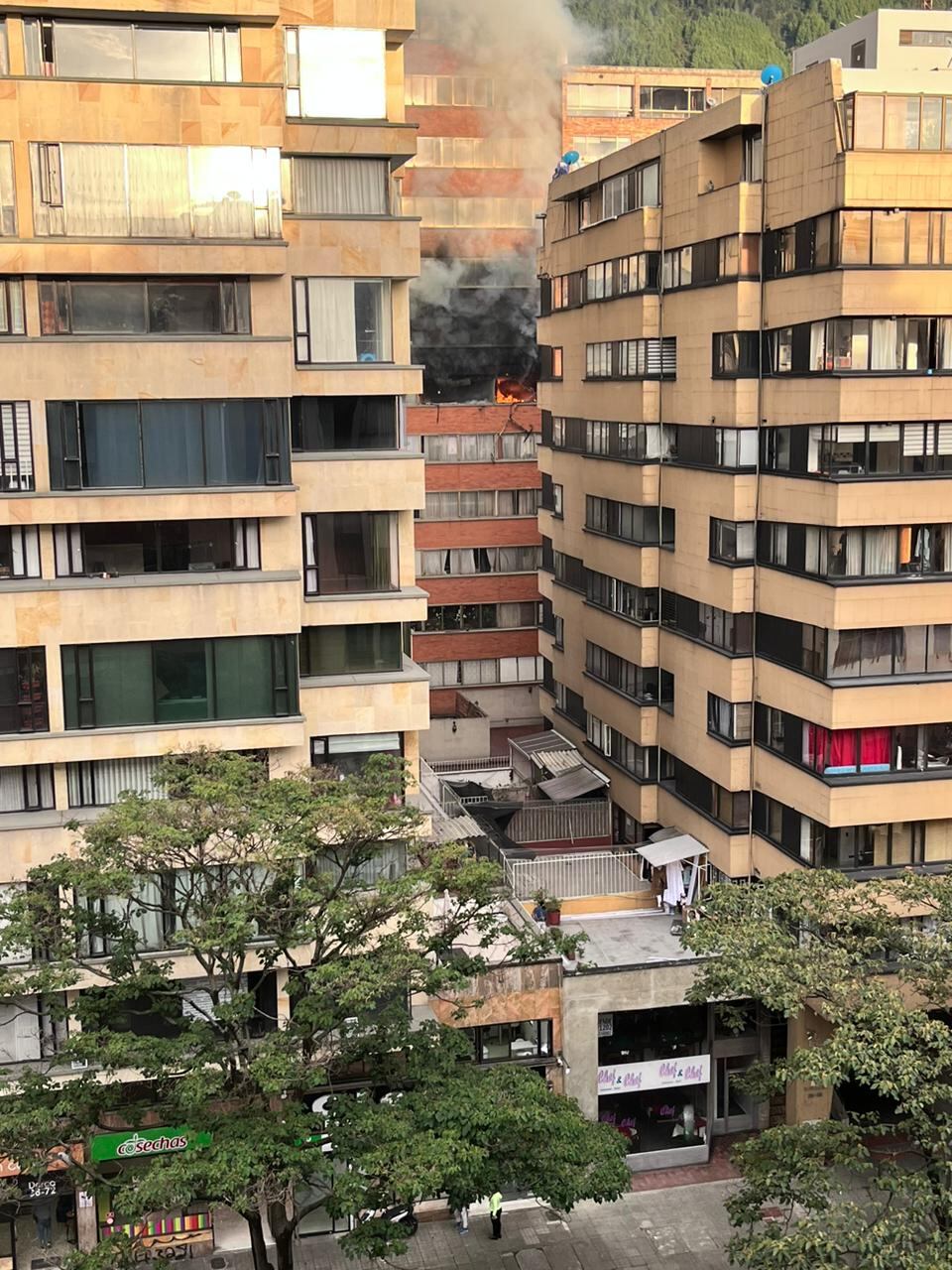 Bomberos atienden la emergencia.