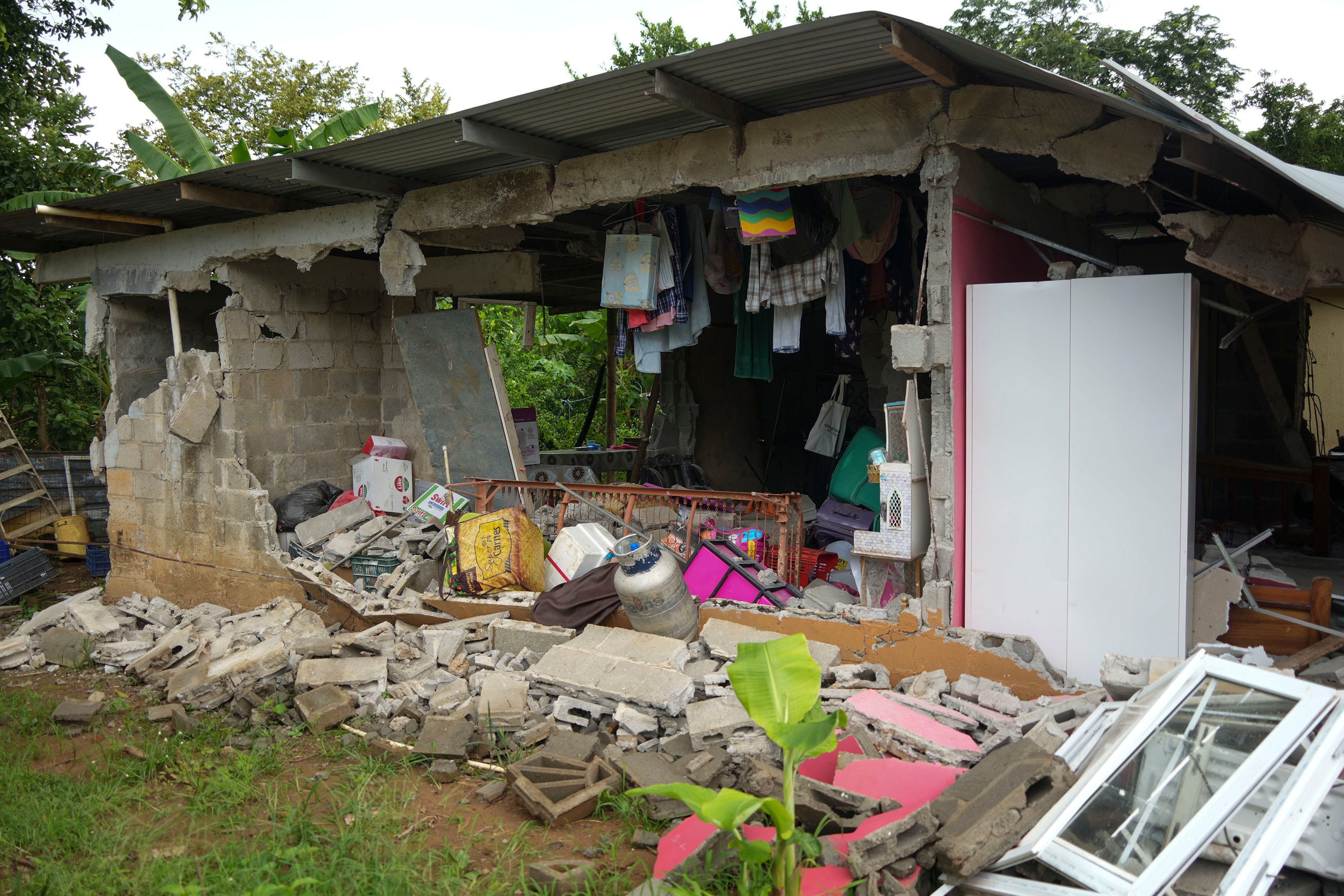 Una casa parcialmente derrumbada y rodeada de escombros tras el terremoto que sacudió San Isidro, Panamá.