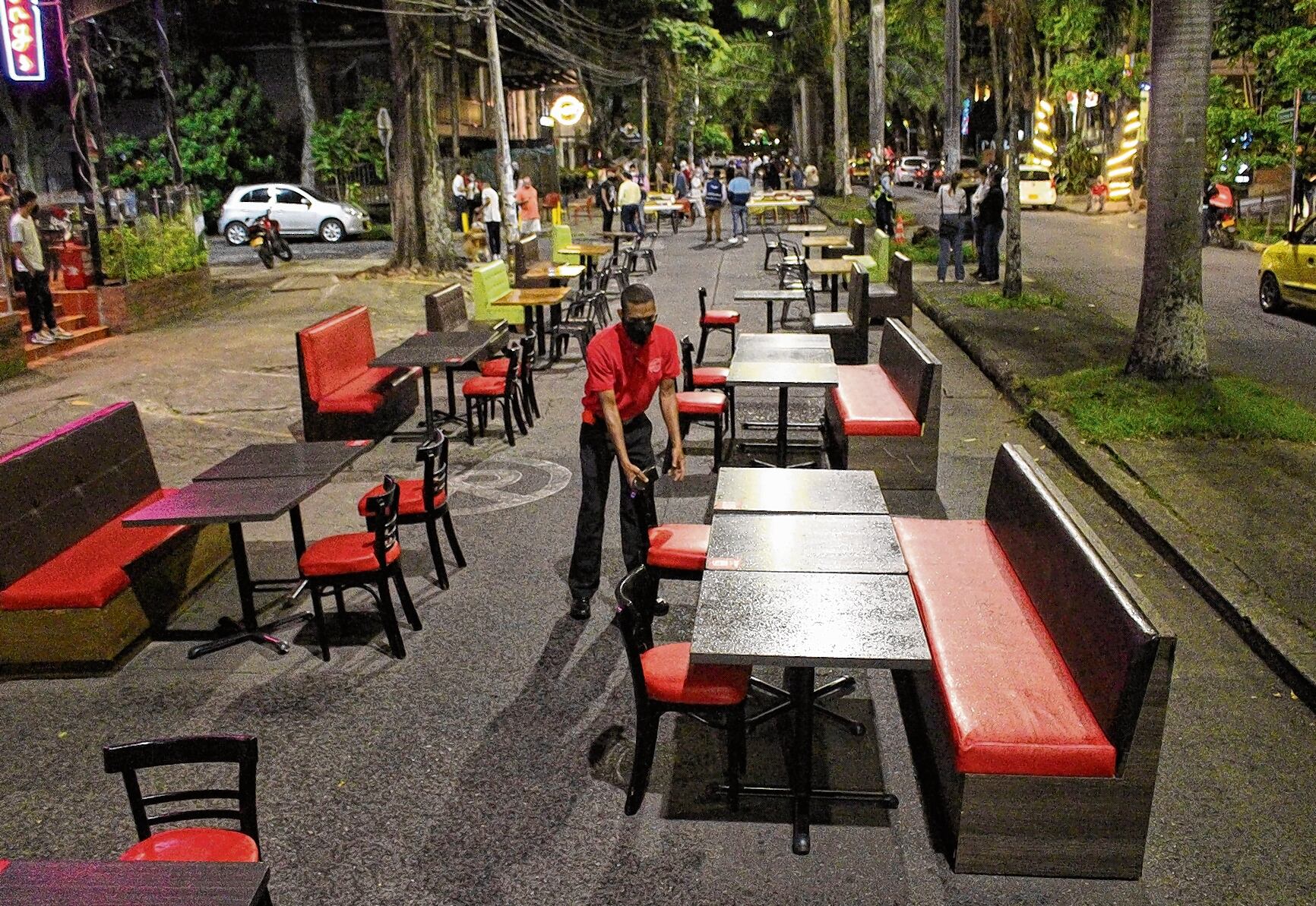 Durante cinco días podría cerrarse la Carrera 34 para hacer el piloto con restaurantes del parque del Perro. Desde que inició la pandemia por coronavirus, en el Valle han cerrado 726 establecimientos gastronómicos, de los cuales 198 estaban en Cali.