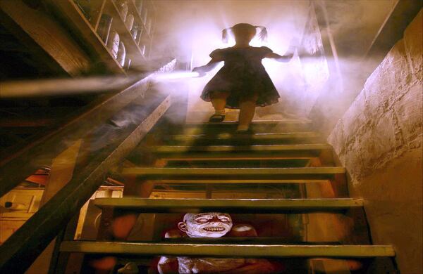 Gracias a sus perturbadoras fotografías, realizadas mayormente sin la ayuda de Photoshop, este estadounidense ha realizado diversas series fotográficas profundamente inquietantes. (Serie 'After dark, my sweet').