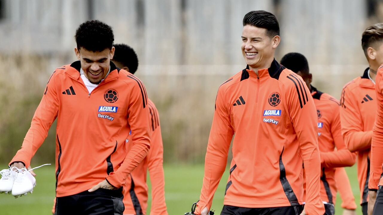 Luis Díaz y James Rodríguez durante un entrenamiento de la Selección Colombia en Londres