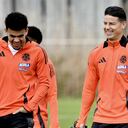 Luis Díaz y James Rodríguez durante un entrenamiento de la Selección Colombia en Londres