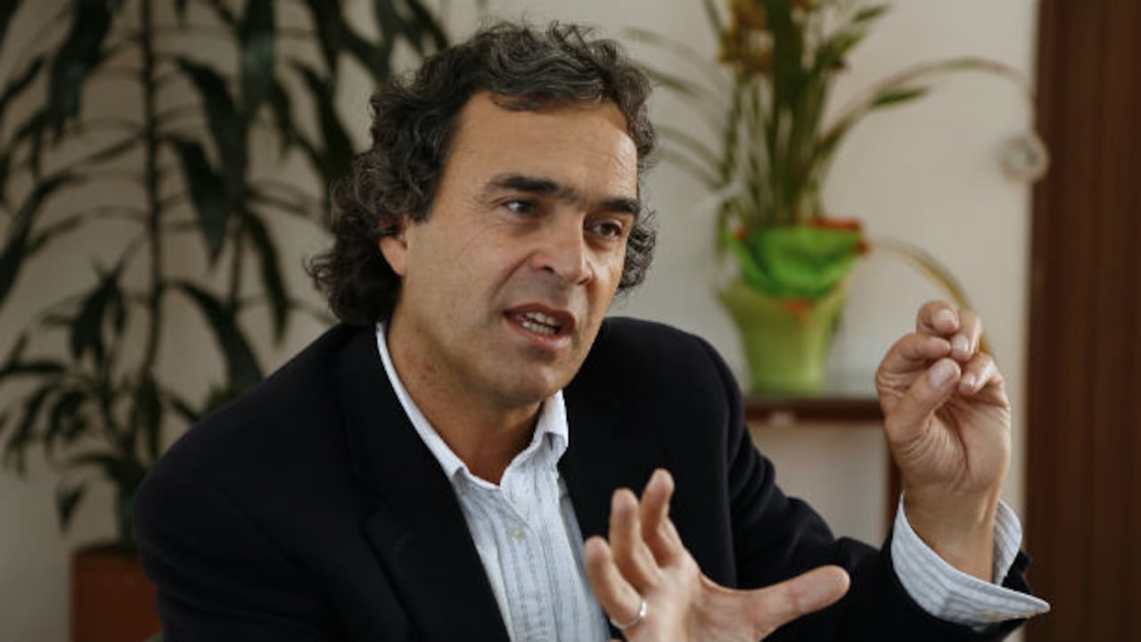 El candidato Sergio Fajardo dijo que no existen normas claras para esta contienda. “Yo creo que no tiene ninguna presentación el hecho de que en una democracia, no tengamos ni una regla clara sobre la cual actuar, que cada paso que se esté dando aparezca como traído del sombrero”, comentó. Para Fajardo, todo es una estrategia para mantener a la opinión hablando de lo mismo, pero reiteró que cree que Uribe no se va a lanzar como candidato para una segunda reelección.