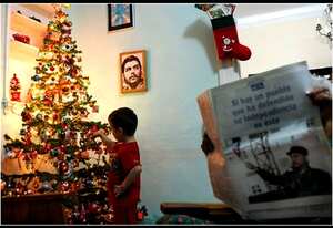 Un niño juega con los adornos del árbol de Navidad en su casa, situada en La Habana, capital de la isla de Cuba. La revolución prohibió la celebración de la Navidad en los últimos años de la década de los 60, pero la conmemoración de esta festividad cristiana ha reaparecido en la isla poco a poco desde 1997, cuando el gobierno del presidente Fidel Castro la restituyó. El mandatario cubano así lo decidió con motivo de la visita del papa Juan Pablo II el año siguiente.