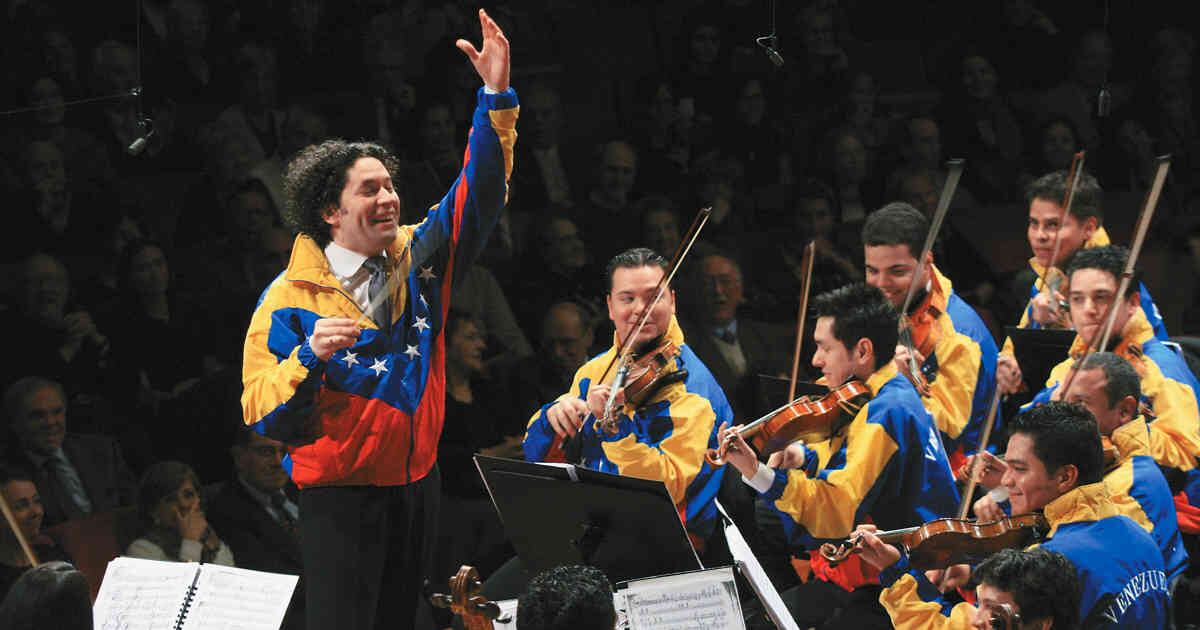 El Sistema, a secas, lo llaman en el vecino país. En los buenos tiempos acogió a más de 400.000 muchachos y contó con unos 15.000 profesores, una treintena de orquestas y hasta un Premio Príncipe de Asturias a la Paz. 