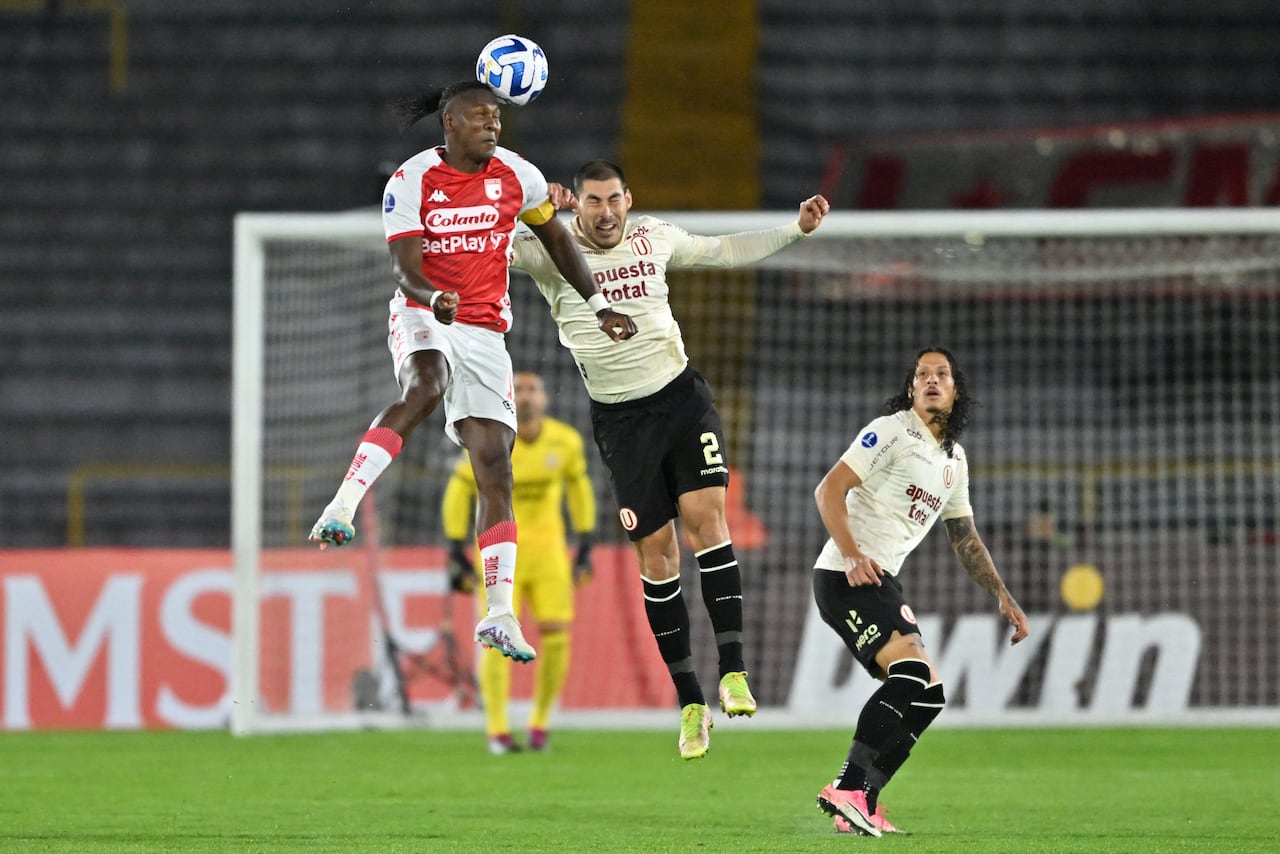 Hugo Rodallega peleando un balón en el aire.