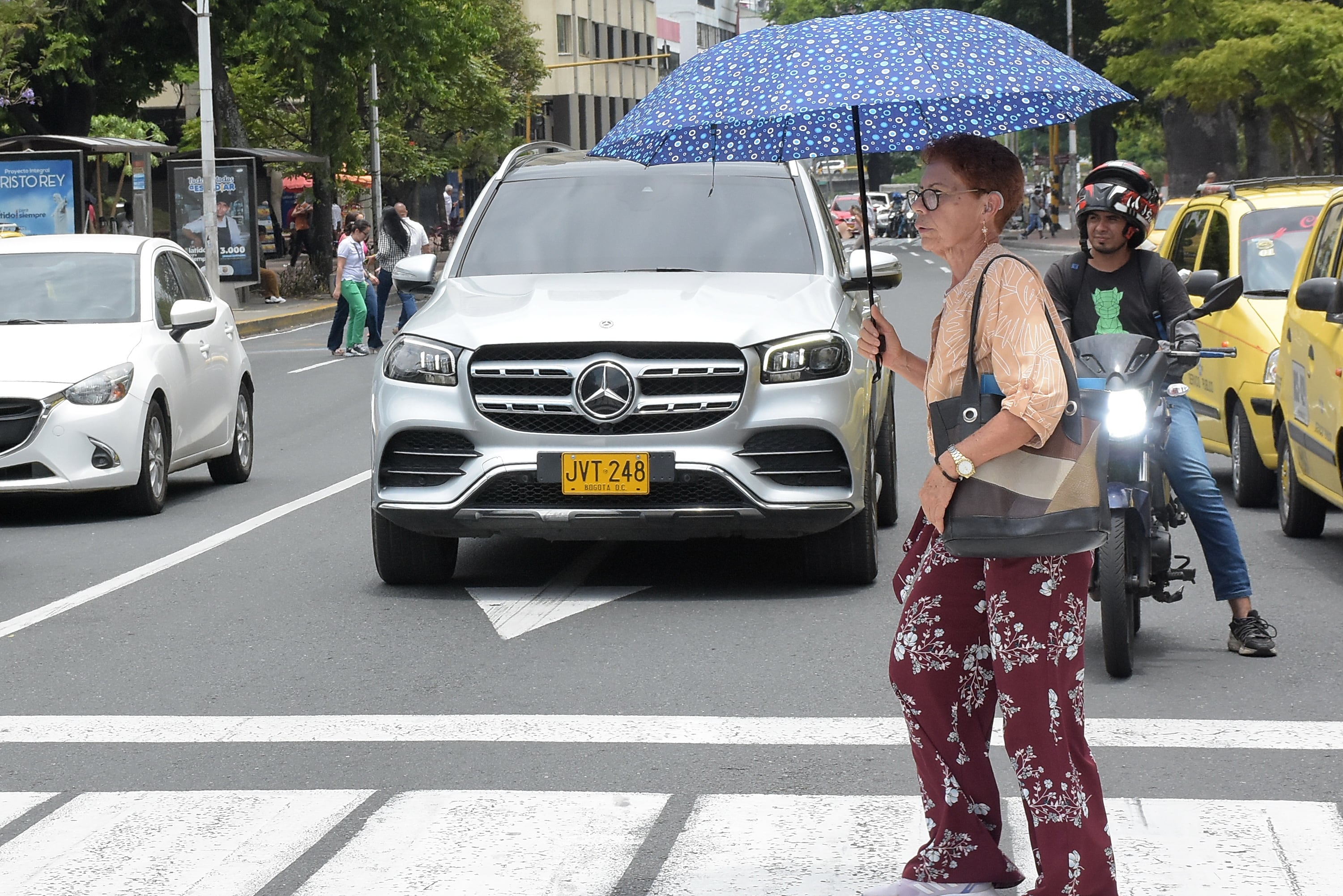 Una temperatura de 31 y una sensación de 33 Grados Centígrados fue lo que se vivió hoy en la ciudad, Los caleños hacen uso de Accesorios como el paraguas para evitar el inclemente sol, que por estos días azota la sucursal del cielo