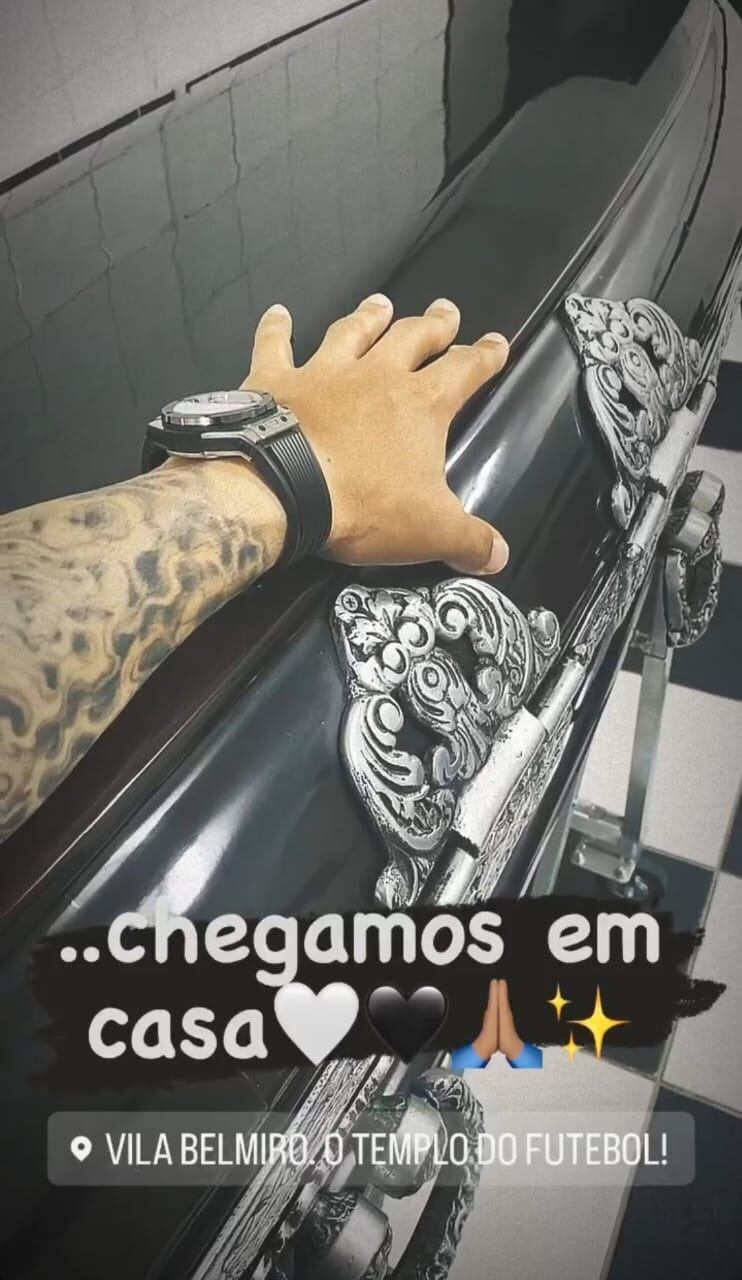 "Llegamos a casa", dice Edson Nascimento tras el arribo del carro fúnebre a Vila Belmiro