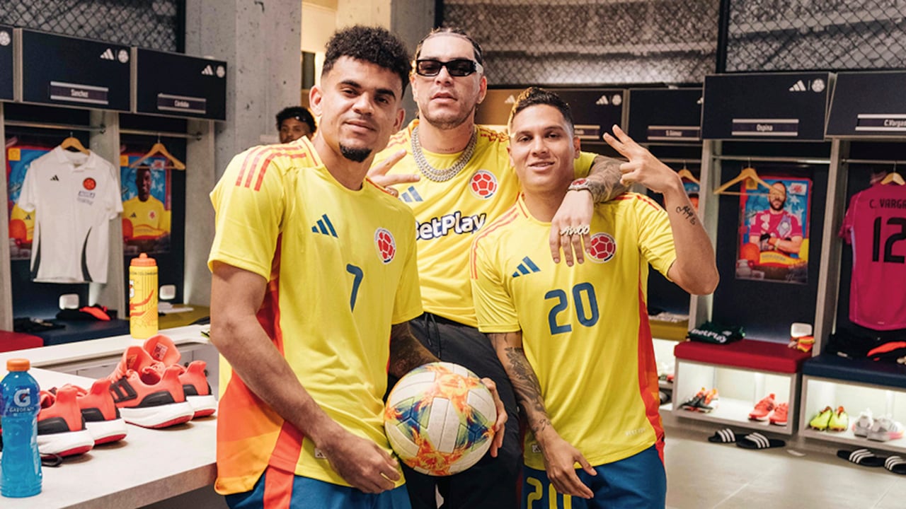 Ryan Castro, junto a Luis Díaz y Juan Fernando Quintero, que se midieron al reto de cantar y lo hicieron en 'El ritmo que nos une'.