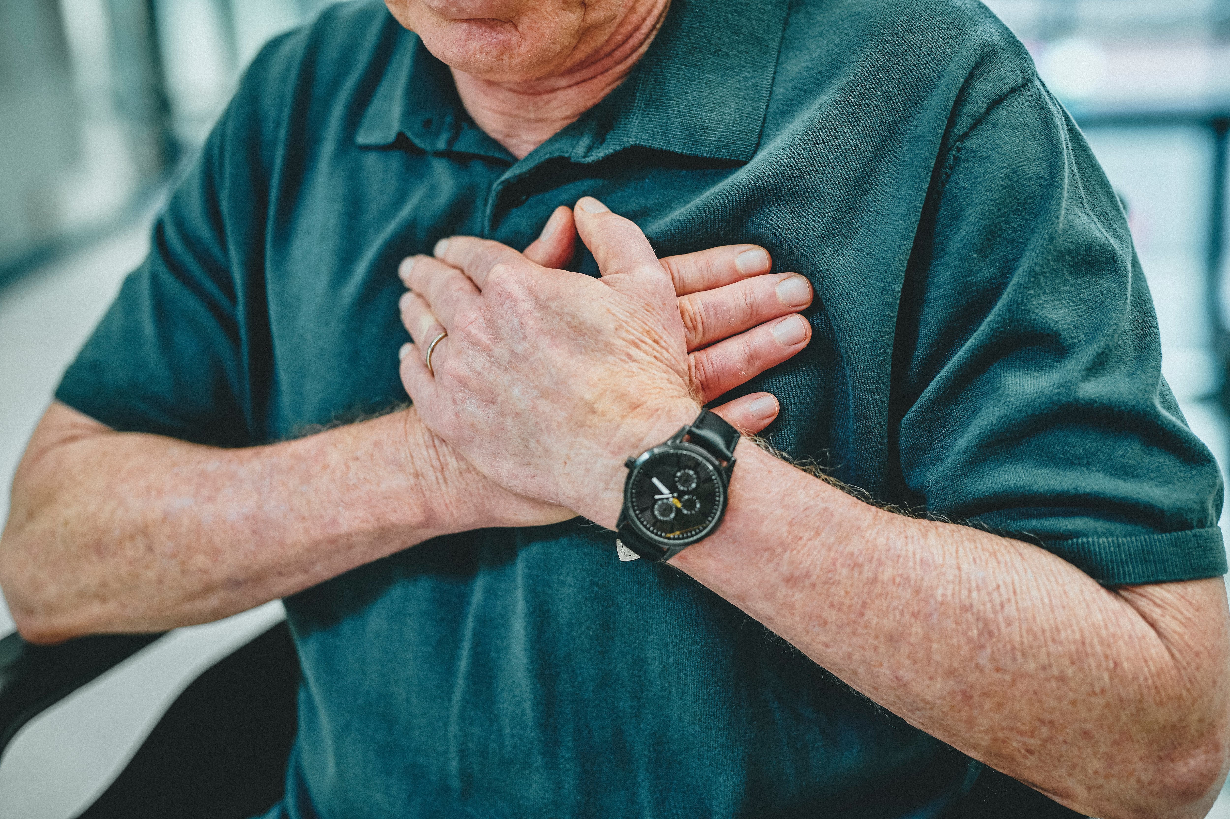 Tos y fuerte dolor en el pecho son algunos de los síntomas de esta enfermedad